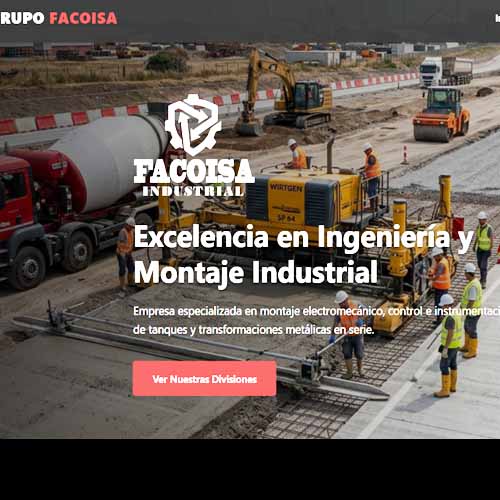Trabajadores y maquinaria pesada en obra industrial con tanques y tuberías, señalización y letrero de Facosa.