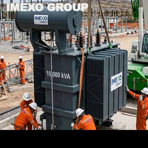 Trabajadores con casco junto a un transformador eléctrico industrial de 10.000 kVA en obra.